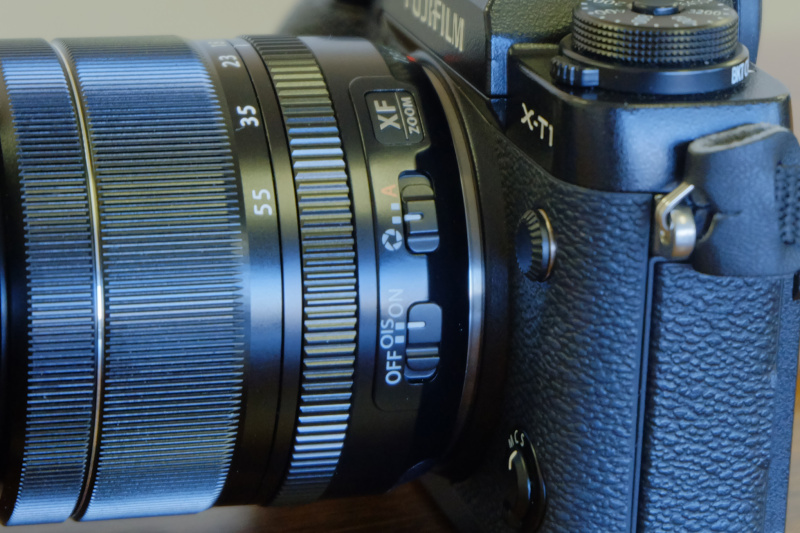 富士フイルムのカメラはレンズ内手ブレ補正機能を採用しているため、レンズに手ブレ補正スイッチが付いています。