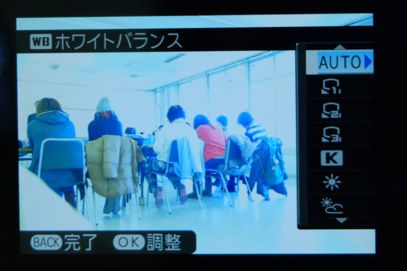 ホワイトバランスとホワイトバランスシフトの設定画面。画面を見ながら色乗せ効果を確認できます。ファインダーはEVFなので、ファインダーを見た状態でも設定を反映した画像が確認できます。