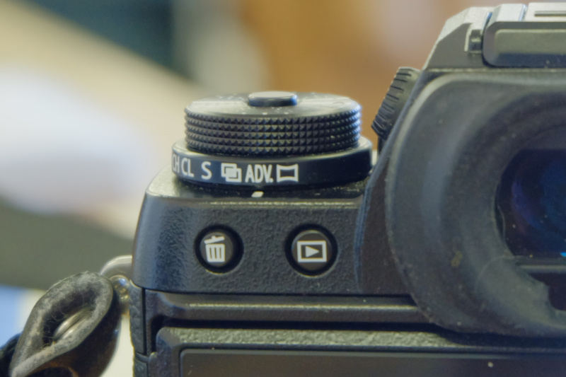 X-T1はドライブモードを設定する左側の下ダイヤルで、「アドバンストフィルター」「多重露光」が設定できます。