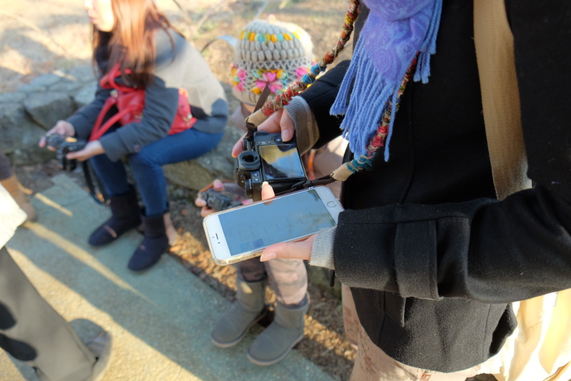 Xセミナーズでは、富士フイルムのパレットプラザもしくは55ステーションでプリントした2Lサイズの銀塩プリントで講評を行います。カメラからスマホに撮影画像を転送し、パレットプラザ注文アプリ「パレット55プリント」でプリントを注文しました。