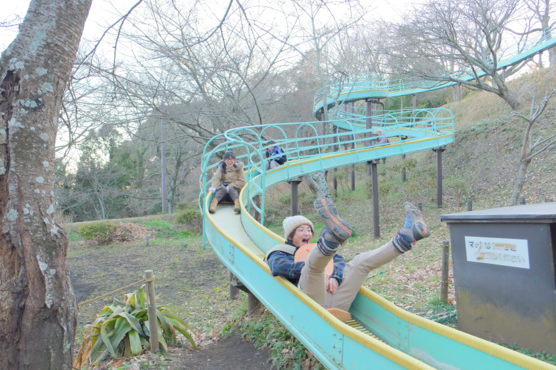 全長102mのローラーすべり台で下山。「思ったよりスピードが出て、今日いちばん楽しかった！」なんていう感想も飛び出しました。