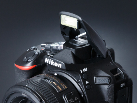 高画質液晶でライブビュー撮影が快適 Nikon D5500 Wi-Fi対応 タッチパネル操作が可能なバリアングル液晶モニターを搭載した