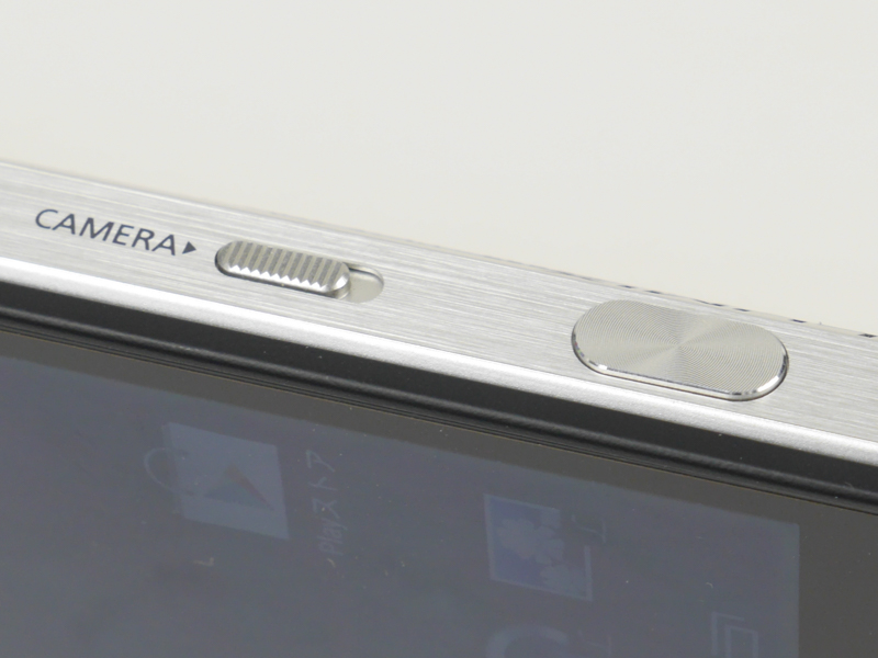 左がカメラ/Android切り替えスイッチ。右はシャッターボタン