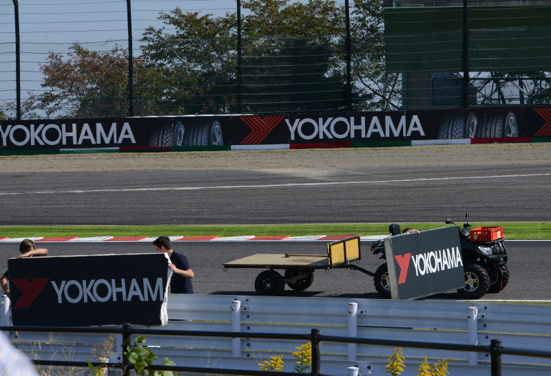 えど787氏　「こっちにぽいっ」フリー走行後に看板を直しに来た陽気な人達