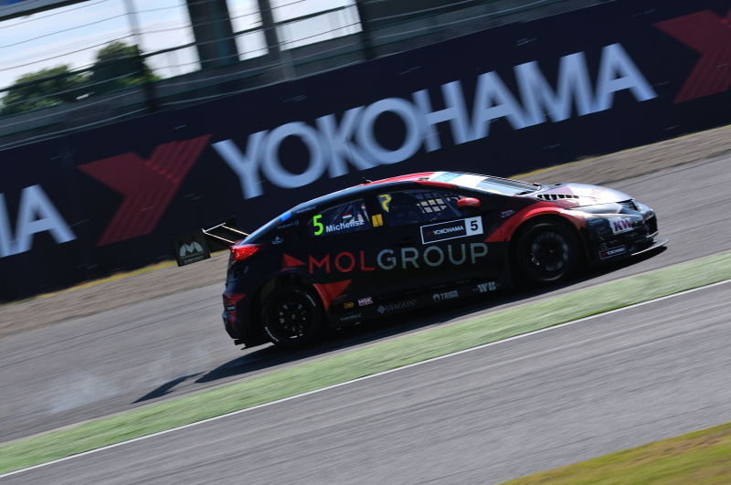 rda氏　ヨコハマの看板と一体化しそうなカラーリングです。1コーナーは、姿勢も崩れるので面白いポイントの一つです