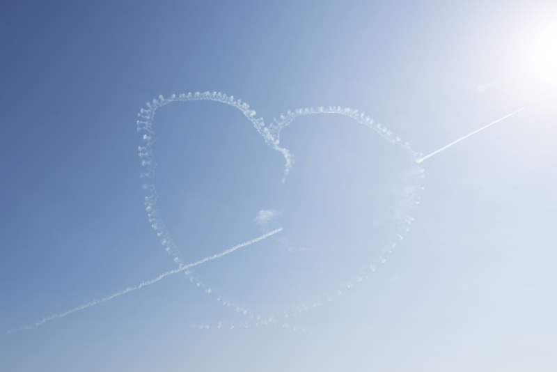 ブルーインパルスといえば大空に描く大きなハート！ 意外と近いところでとても大きく描かれるので広角レンズ必須です。