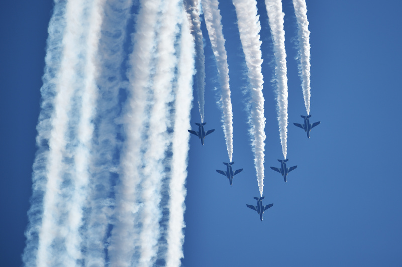 雄大な大空を華麗に飛び回るブルーインパルス。飛行機に興味がない人も間近でアクロバットな飛行を見れば虜になること間違いなし！