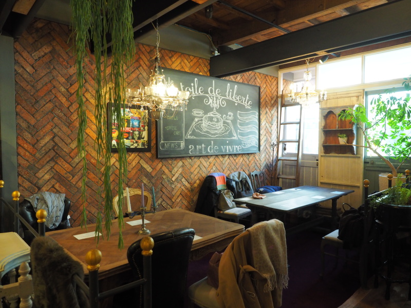 1階のカフェスペース。パンケーキなどのカフェメニューがいただけます。イスや机などの家具やシャンデリアがとてもフォトジェニック。