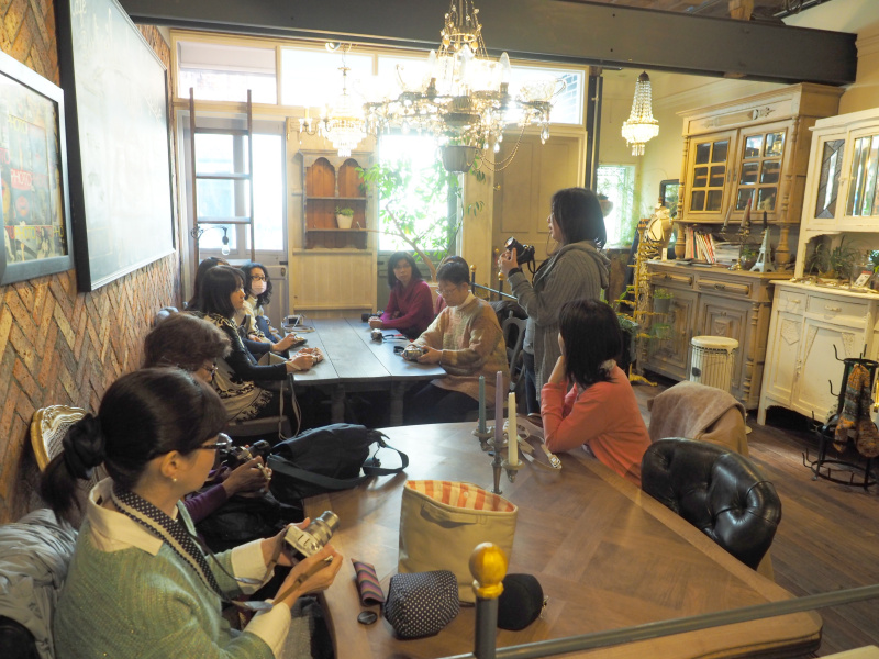 撮影前にカメラの設定や雑貨撮影のポイントを説明する金森先生。