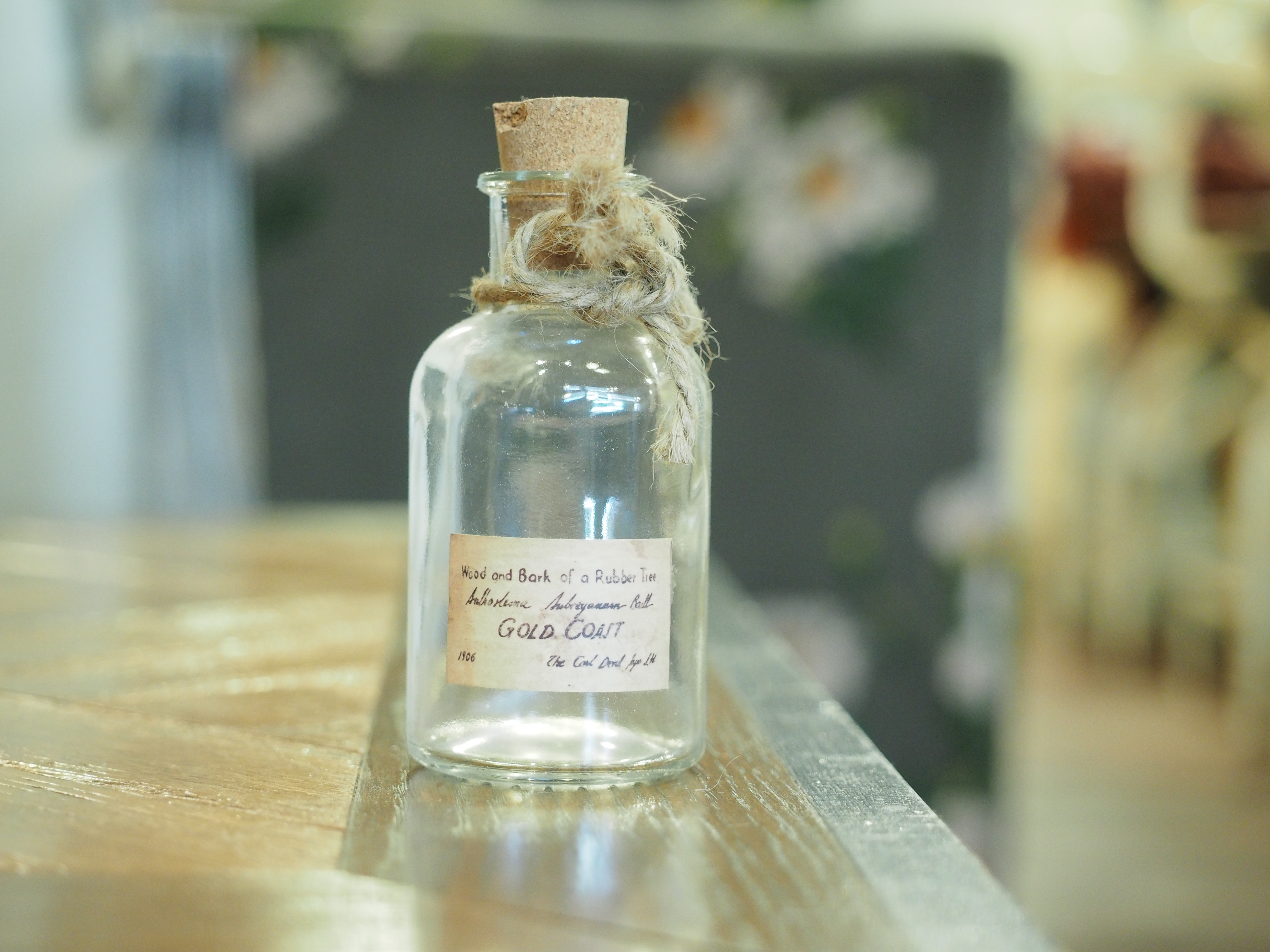 レンズの望遠側で撮影。瓶は目で見たときに近い状態で写り、背景も大きくぼけています。