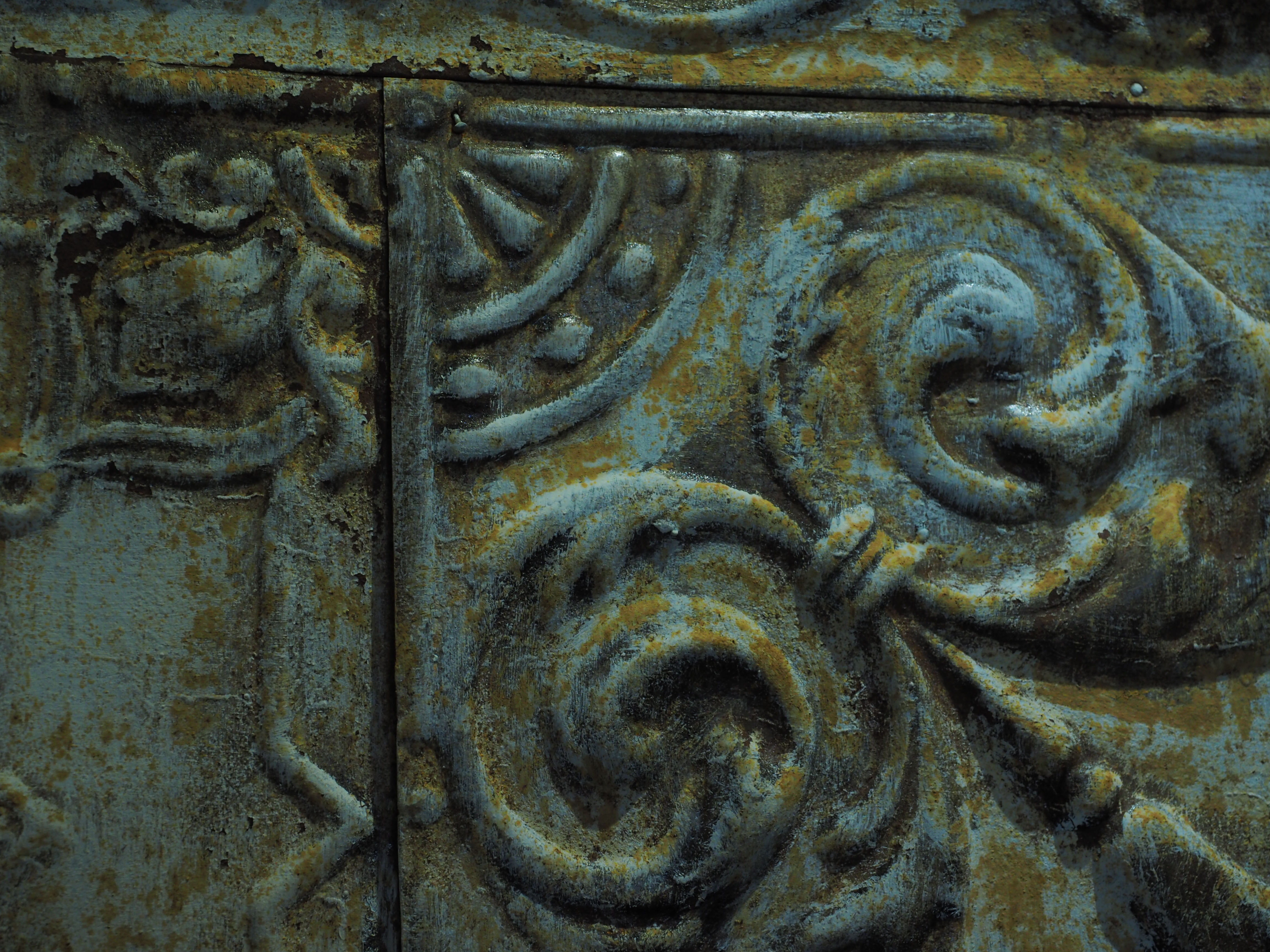 壁をピクチャーモード「ナチュラル」で撮影。青やさび色がまず目に入ってきます。