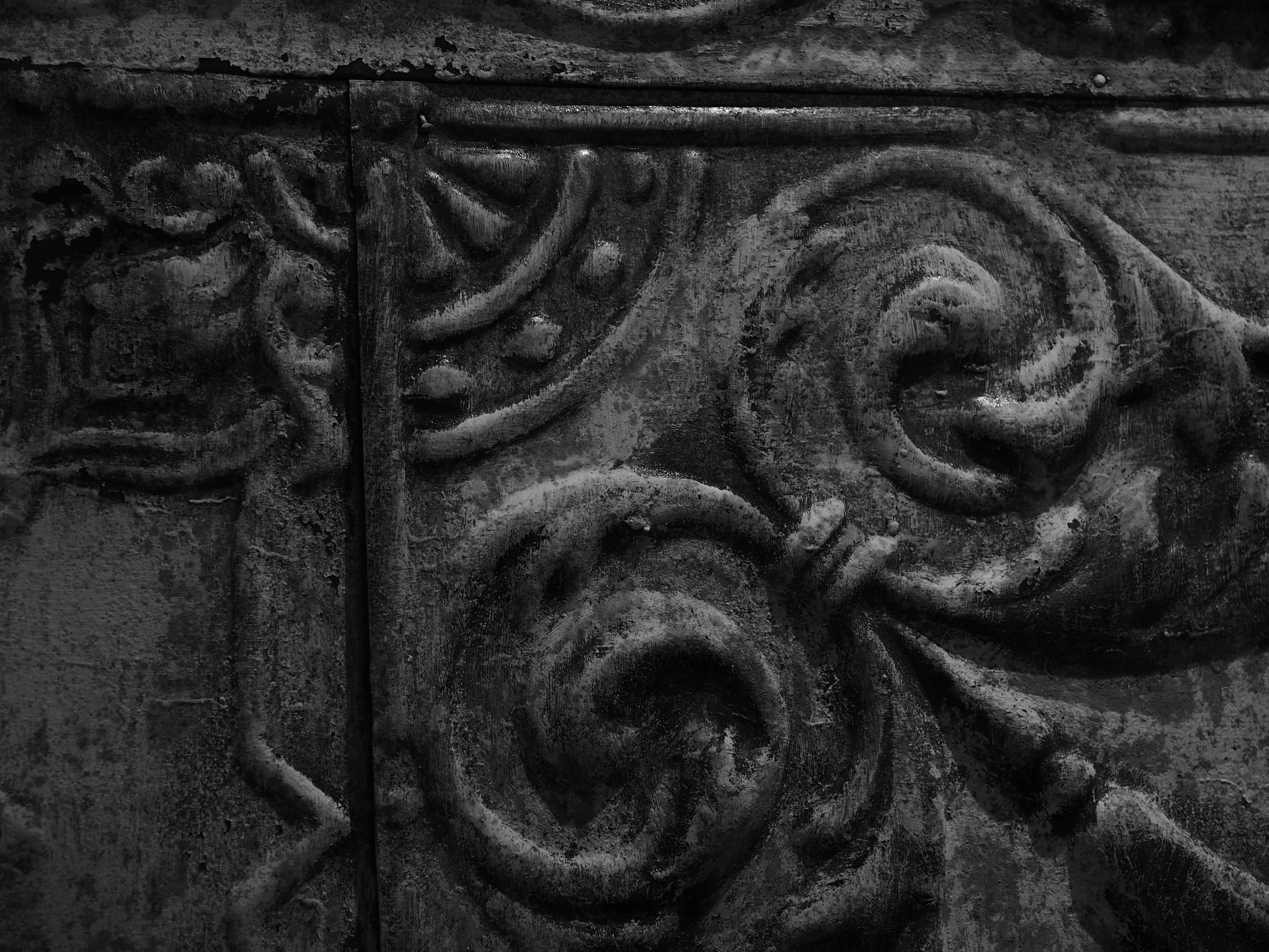 壁をピクチャーモード「モノトーン」で撮影。模様の凹凸が目立ちゴツゴツとした質感が目立ってきました。