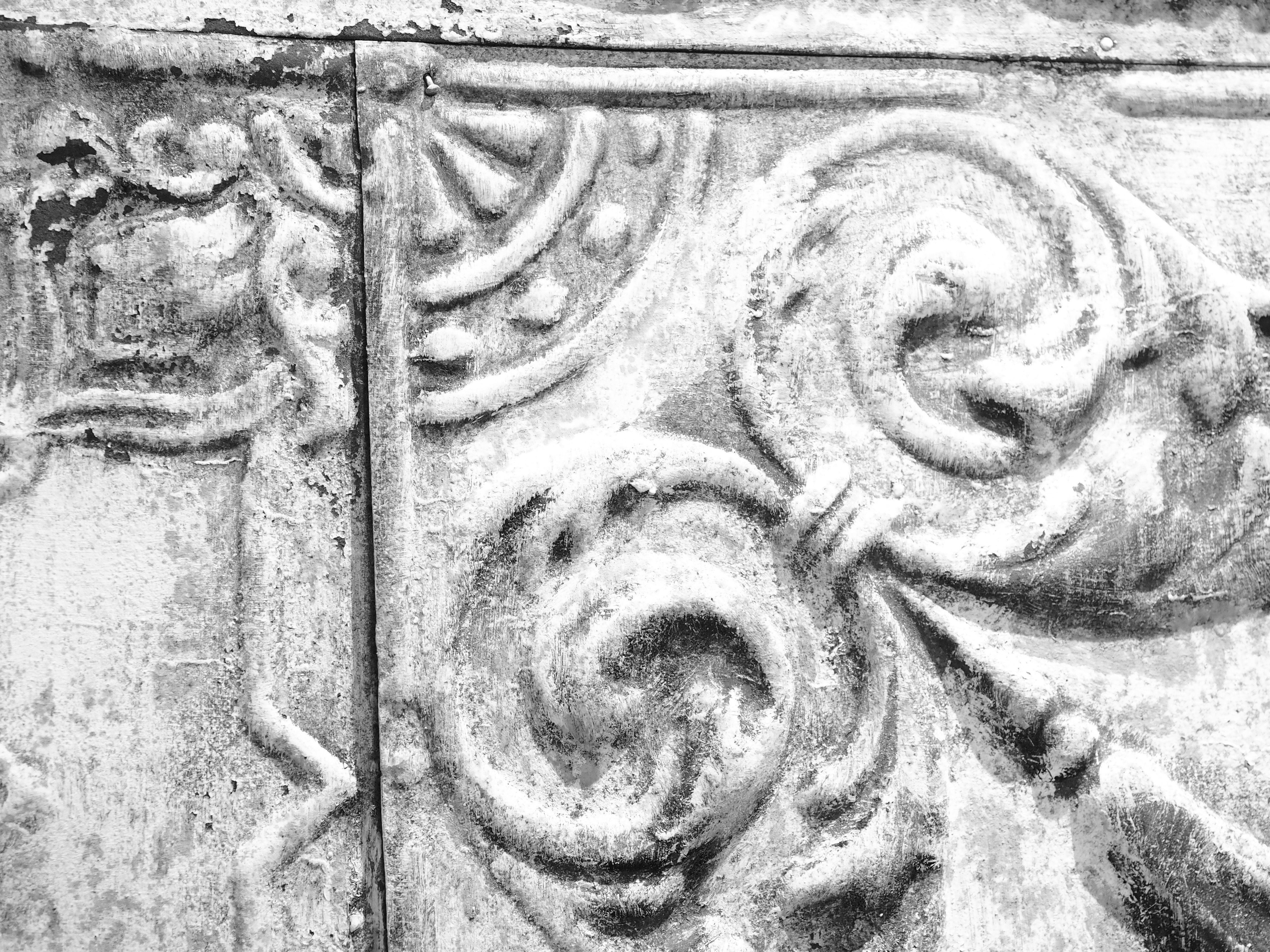 壁をピクチャーモード「モノトーン」にしてプラス補正で撮影。全体的に明るくなったことで爽やかな印象になりました。