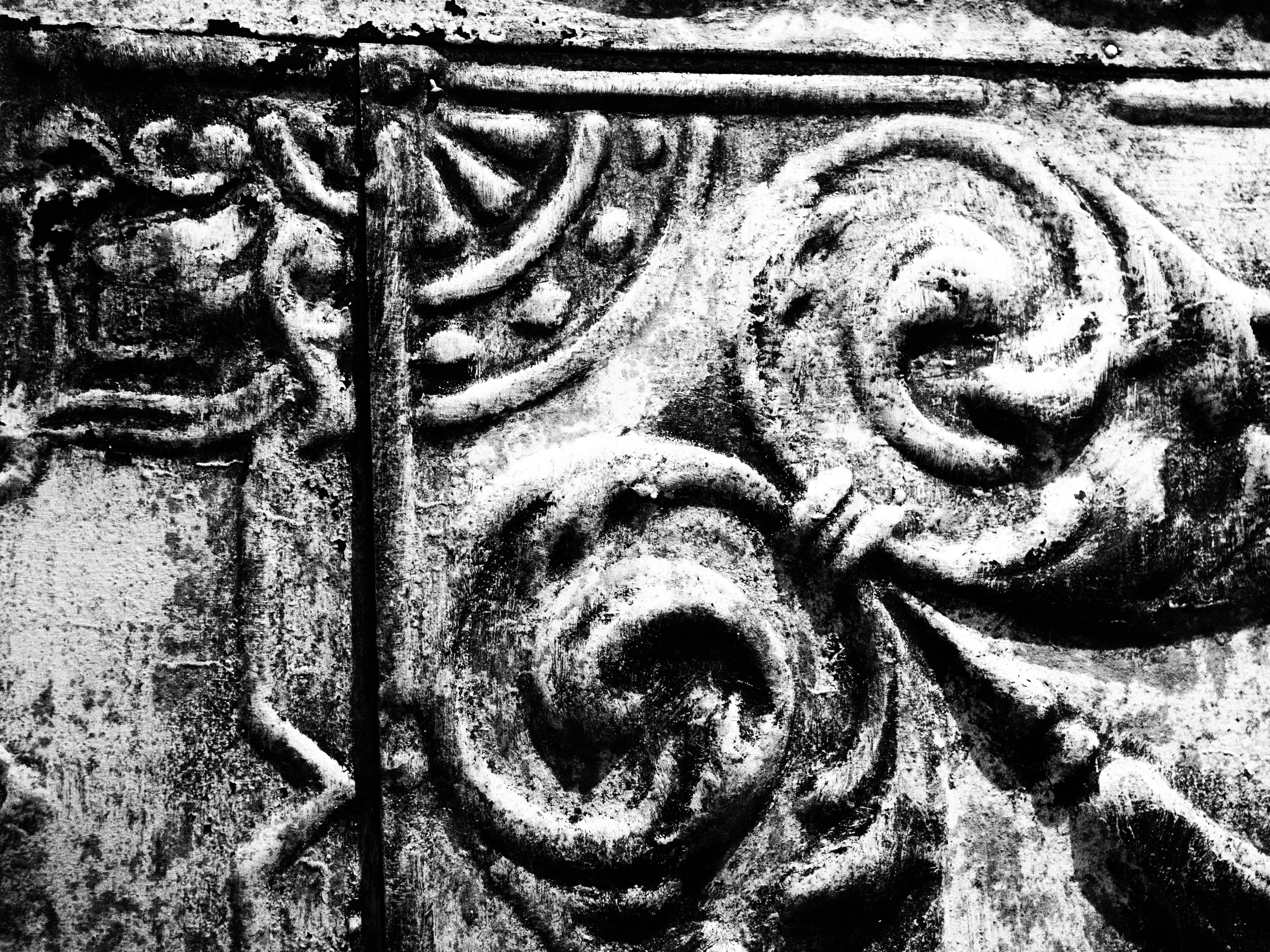 壁をアートフィルター「ラフモノクローム」で撮影。フィルムを増感現像し粒子が粗れたようなハイコントラストが特徴のフィルターです。