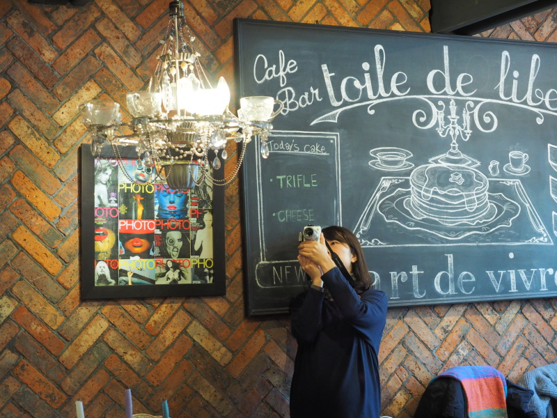 大人気だったガラスのティーカップで作られたシャンデリア。多くの方がホワイトバランスで色味を変えたり、アートフィルターを使ったりしながら撮影していました。