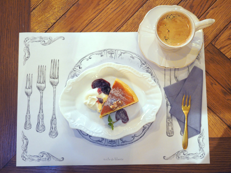 濃厚なしっとりチーズケーキ。イラストのランチョンマットもかわいかったです。