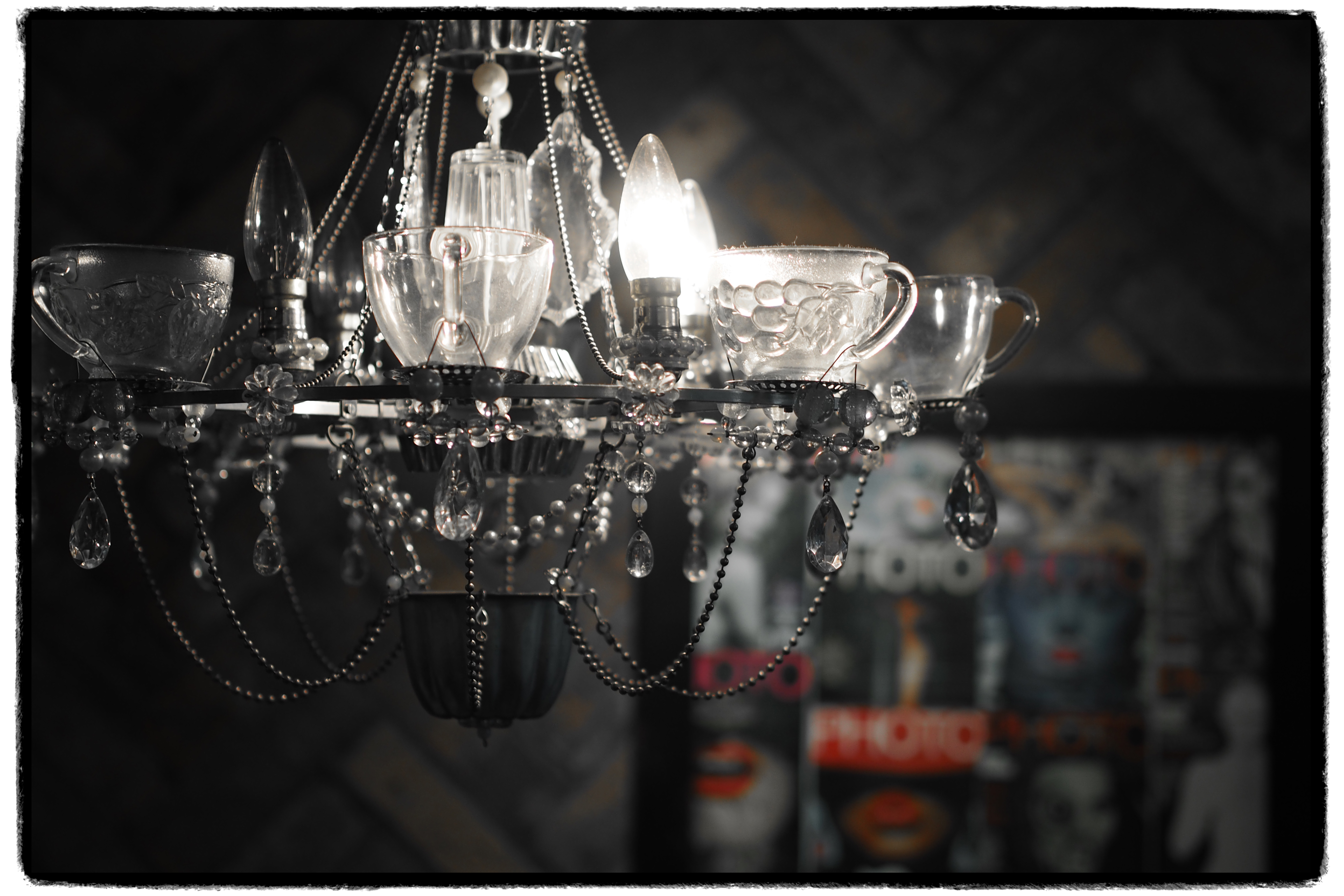 金森玲奈先生の作品です。「アートフィルター“パートカラー”でポスターの中の唇の色だけを抽出しました。アンティークなシャンデリアのあるシックな空間の中でビビットな赤が目を引く効果を狙いました」