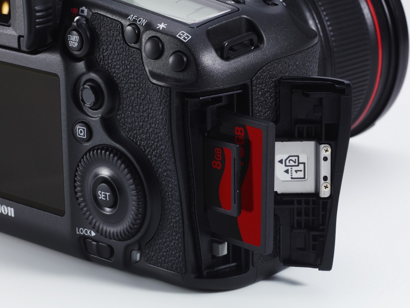 記録メディアスロットはCF/SD対応