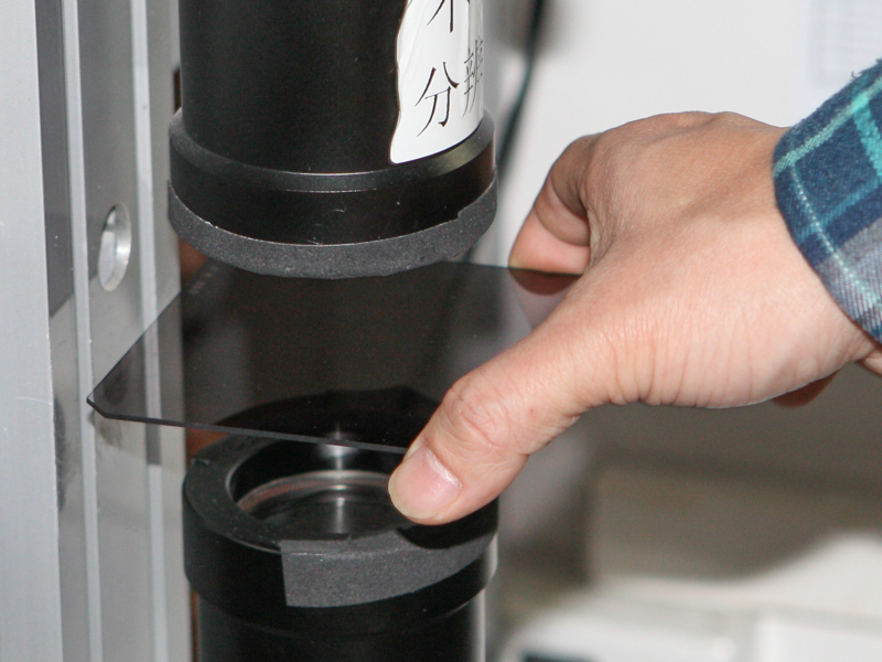 フィルターをセットして測定する。このコリメーターは<a href="http://dc.watch.impress.co.jp/docs/news/20150127_685585.html" class="n" target="_blank">CP+2015</a>（2月12日～2月15日）のワイドトレードブースに設置される。来場者が持参したフィルターの性能を試すことができる