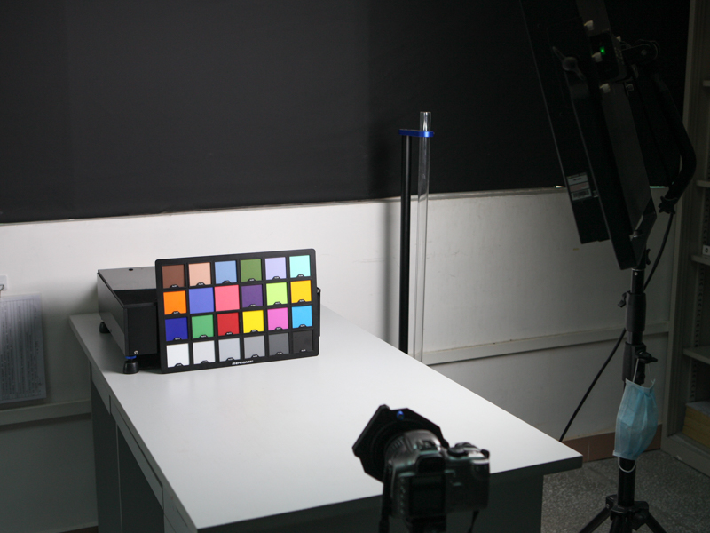透過率のテストは計測器だけでなく、実際にチャートをカメラで撮影しての確認も行っている