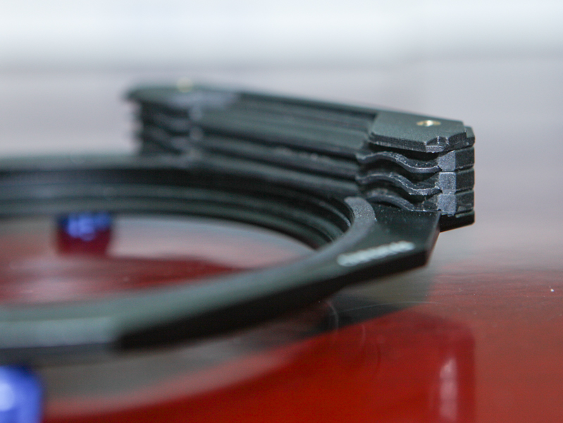 FH150とFH100は角形フィルターが3枚入る（FH75は2枚）。実際に嵌めるにはそれなりの力で押す必要があるが（落下防止のため）、スムーズに入る