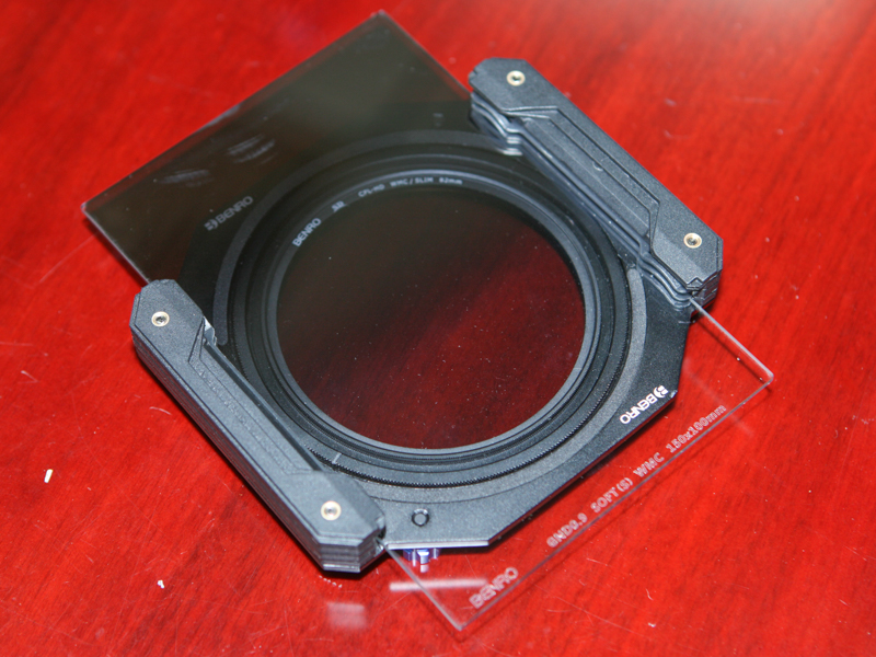 角形フィルターにハーフNDフィルターを装着したところ。グラデーションの位置を変えられるのが角形フィルターの利点だ