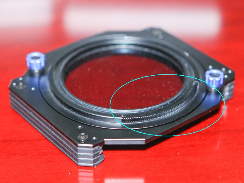 フィルターホルダーにPLフィルターをセットしたところ。丸印の部分にPLフィルターの枠が露出しており、簡単に回せる