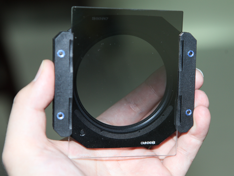 これが、少なくとも日本では見かけない“ミラーレスカメラ用角形フィルター”ことFH75のシステム。ミラーレスカメラで本格的な風景撮影に挑めそうだ