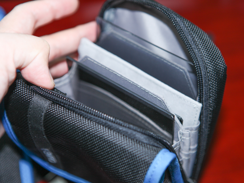 フィルターホルダーとフィルター数枚を収納できる。ズボンのベルトにも取り付け可能