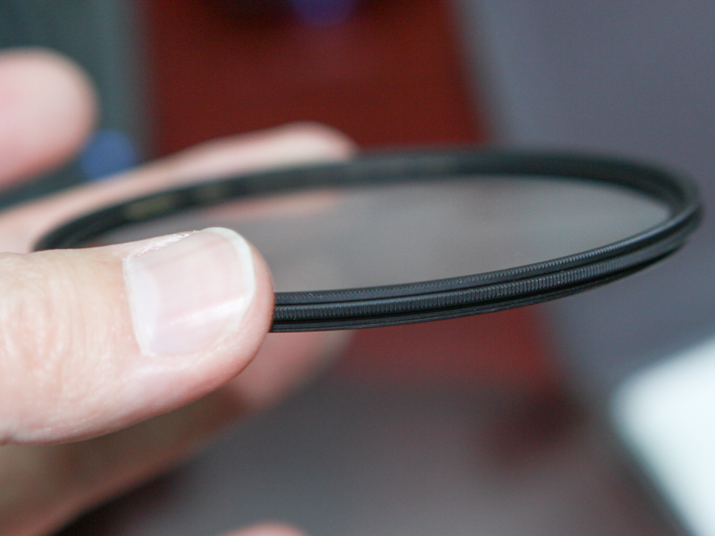 サーキュラーPLフィルターは厚さ5.3mmと薄型だ