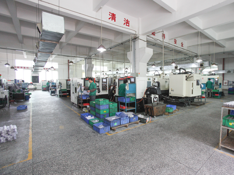 工場内部。三脚部品を作る一角でフィルター枠の加工が行われていた。写真手前では雲台の部品を作っていた