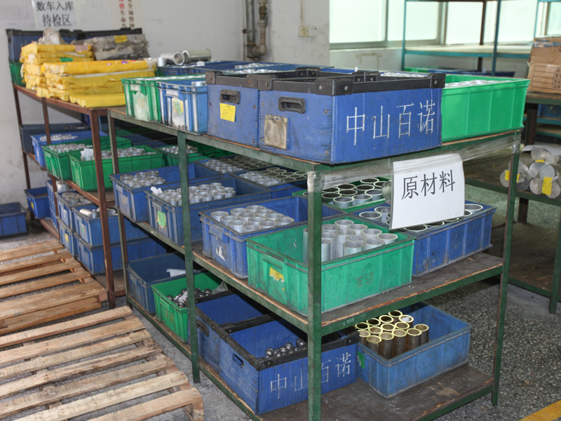 フィルター枠の原料はパイプの形で仕入れる。これを輪切りにして加工する