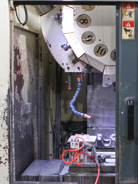 自動的に工具を持ち替えて加工できるマシニングセンタで枠を作る。もちろんコンピューター制御だ