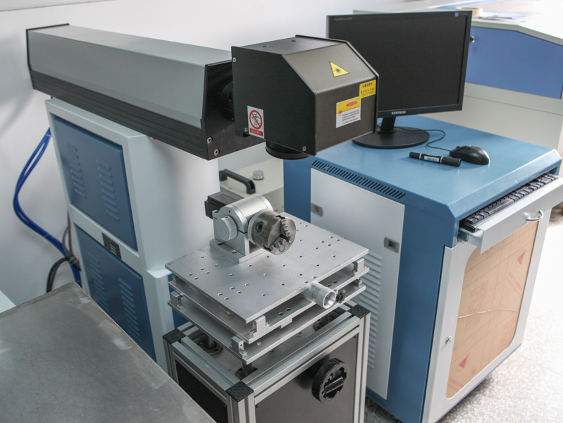 フィルター枠にレーザー刻印を入れる装置も備えている