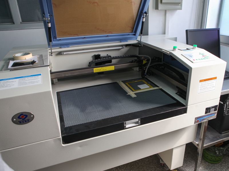 こちらは角形フィルターに刻印を入れるサンドブラストの装置