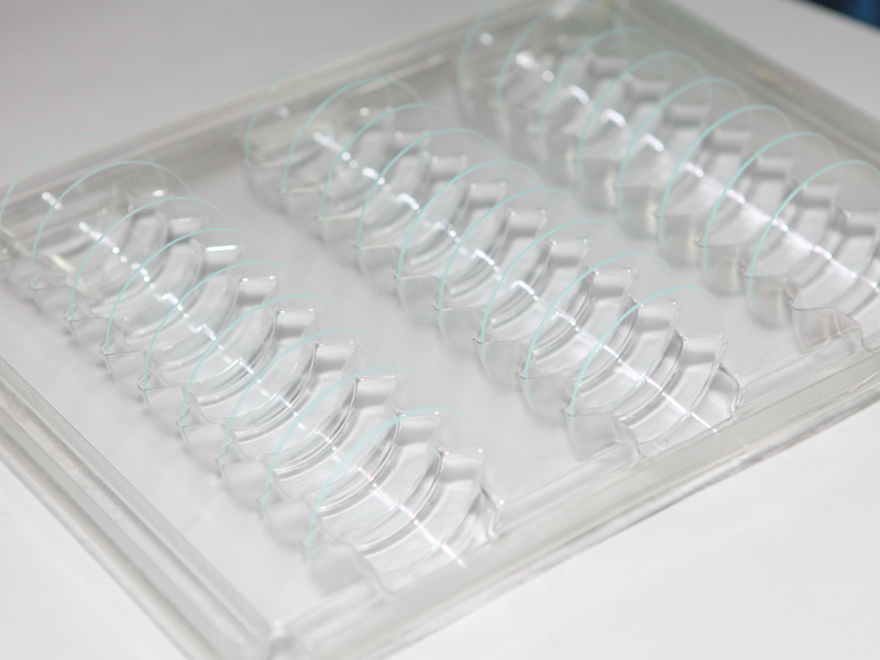 協力工場でコーティングを追えたガラスはこのように納品される