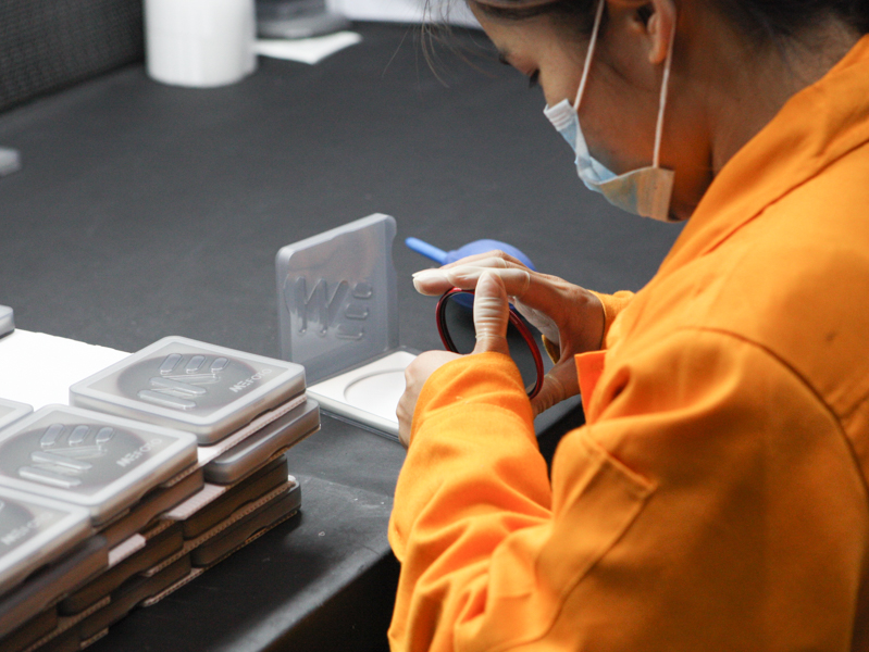 梱包後に1つずつケースを開けてフィルターを全数チェックする