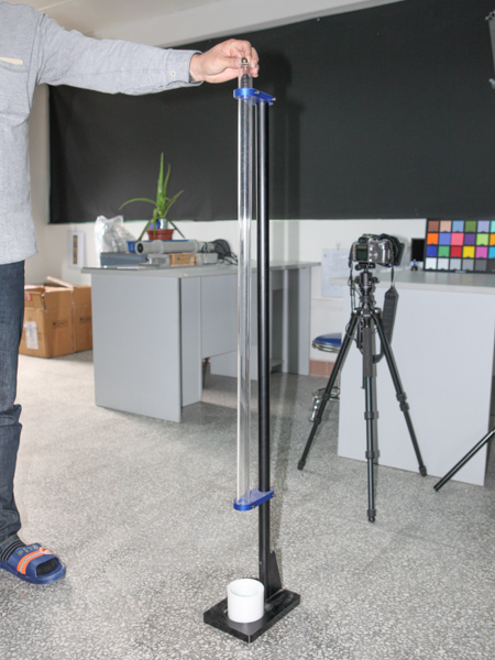 約1.3mの高さから鉄球を落としてもフィルターのガラスが割れないことを見せる装置。このガラスはBENROのエントリー向けブランドMeFOTOで展開しているプロテクトフィルターに使われているもの。なお、この装置もCP+2015のワイドトレードブースにお目見えする予定だ