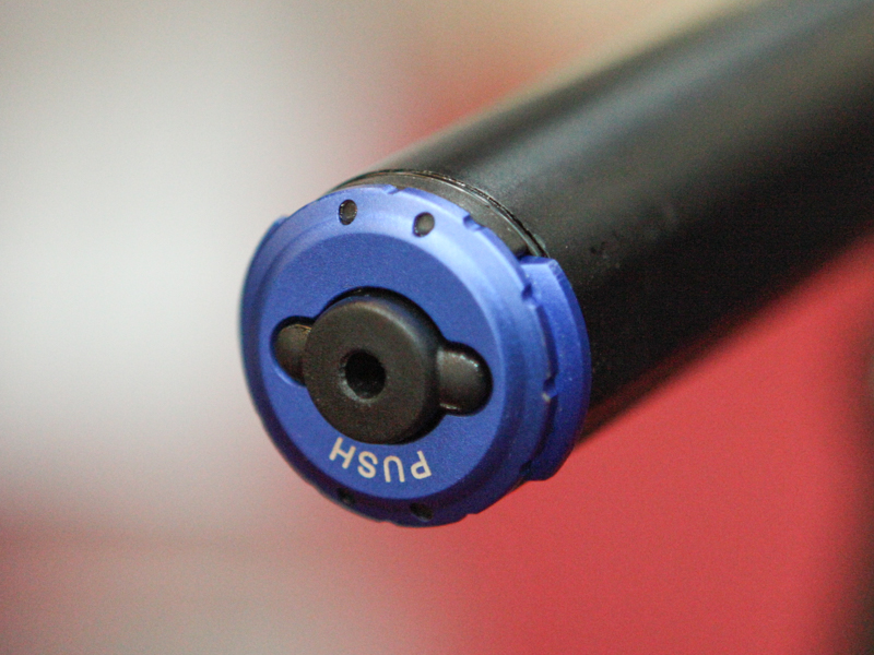 センターポールを倒すためのロック機構も操作しやすいものとした