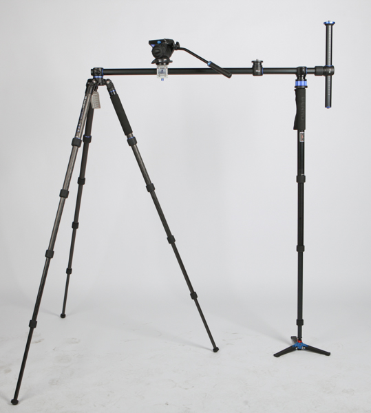 長いセンターポール（順次発売予定）と一脚を使って動画撮影用のスライダーを構築することもできる