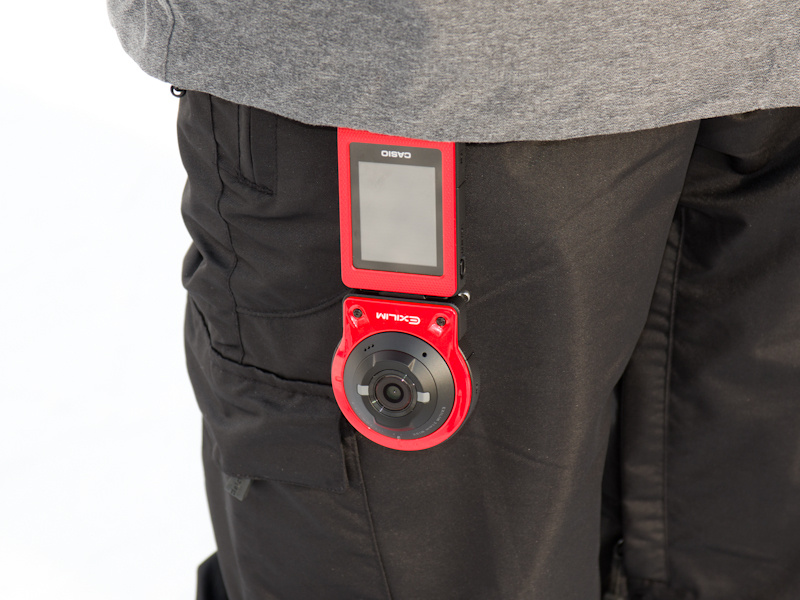 付属のカラビナを使って腰に装着したところ