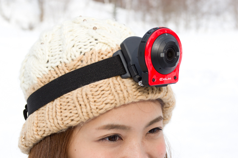 マウンタ付きバンドのEAM-3を使って帽子の上から装着した状態