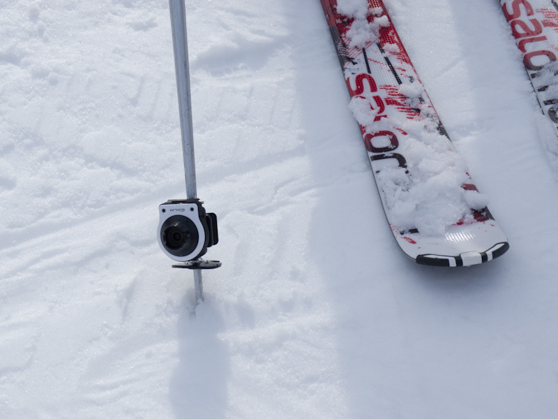 スキーのストックにカメラ部を取り付けた