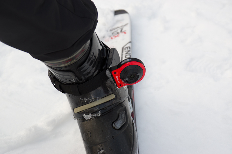 スキー靴に取り付けてみた。バンドの固定力は高いので意外と外れにくい