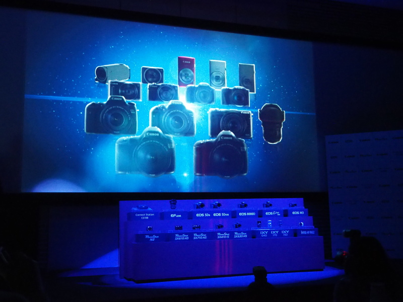 ステージ上で新製品をお披露目した