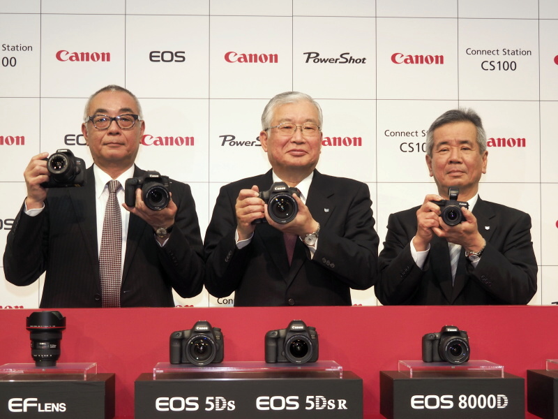 右からキヤノン真栄田雅也氏、キヤノンマーケティングジャパン川崎正己氏、同 八木耕一氏