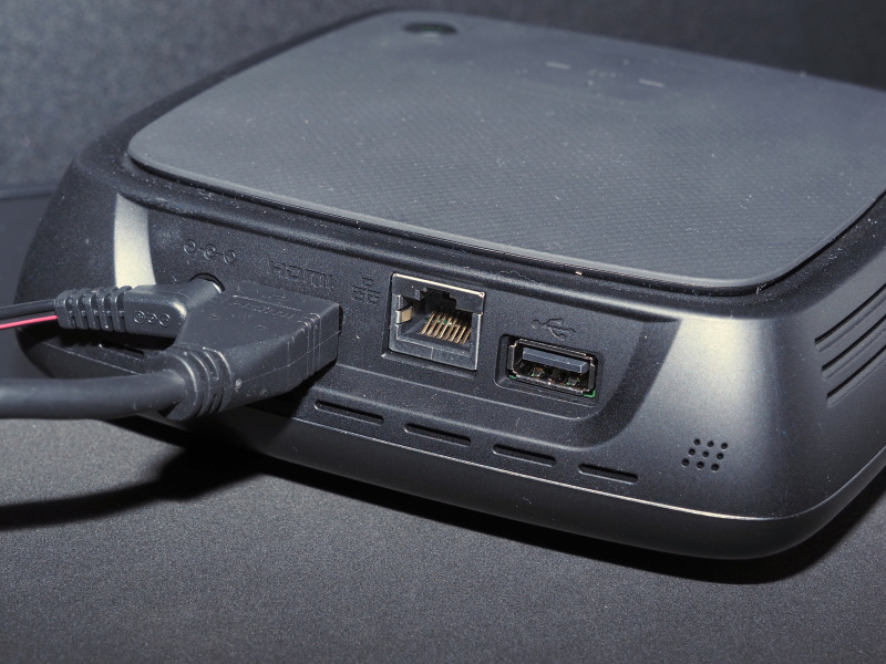 背面端子。無線LAN内蔵だが、環境により有線LANも使用可能。USB端子にはUSBメモリー、カードリーダーのほか、バックアップ用HDDも繋げる