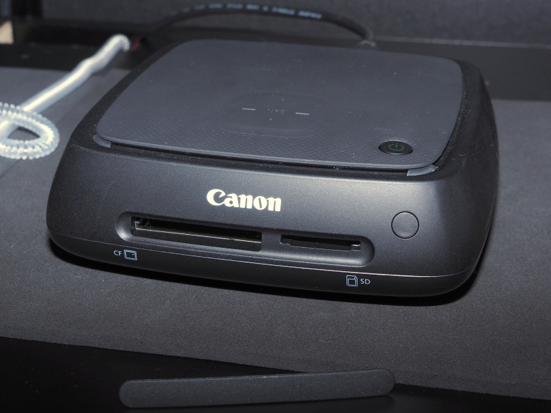 前面にカードスロットが隠れている。基本的にはワイヤレスで写真を取り込むが、かつて撮った写真を取り込むのに活用できる