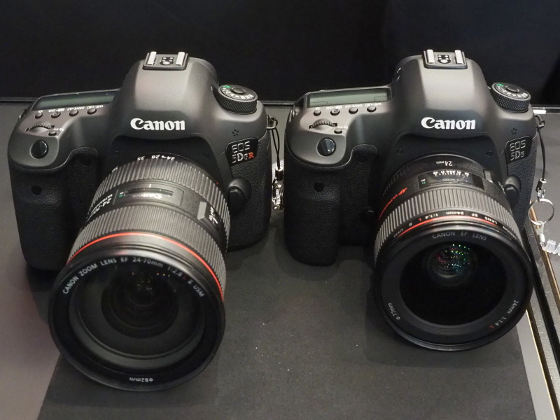 2機種の外観上の違いは機種名バッジのみ