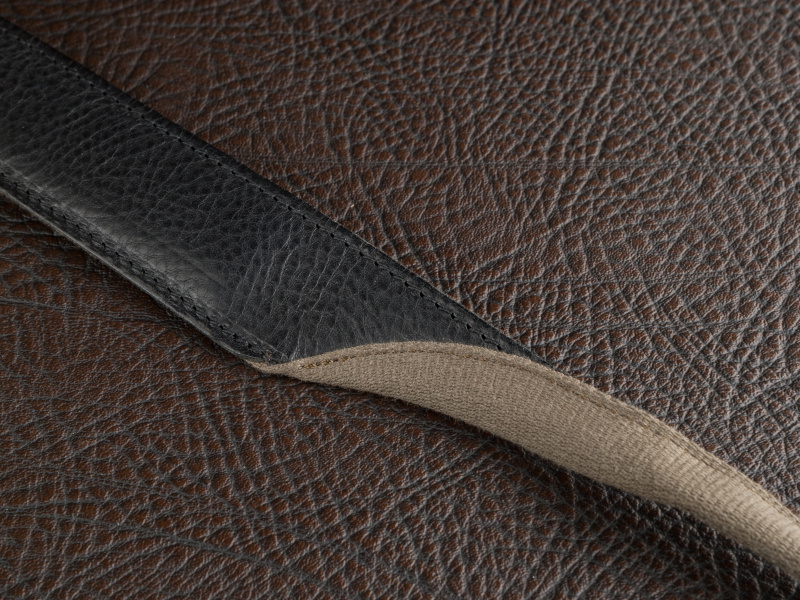 綿テープを半分に折り、カーブを描いた独自デザインが新鮮だ